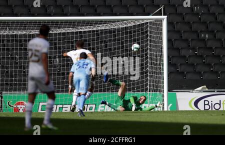 Coventry City Torwart Marko Marosi spart eine Strafe von Milton Keynes Dons' Carlton Morris während der Carabao Cup ersten Runde Spiel im Stadium MK, Milton Keynes. Stockfoto