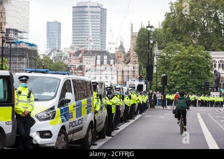 London, Großbritannien. September 2020. Metropolitan Police Officers bereiten sich auf die Ankunft von Klimaaktivisten aus dem Extinction Rebellion auf dem Parliament Square vor, die an einem ‘Karneval der Korruption’ Protest gegen die Unterstützung und Finanzierung der fossilen Energiewirtschaft durch die Regierung teilnehmen. Extinction Rebellion-Aktivisten nehmen an einer Reihe von Rebellion-Protesten im September in Großbritannien Teil, um Politiker aufzufordern, das Klima- und ökologische Notstandsgesetz (CEE Bill) zu befürworten, das unter anderem Maßnahmen wie Ein ernsthafter Plan, um den Anteil Großbritanniens an den Emissionen zu bewältigen und den kritischen Anstieg der globalen Tempera zu stoppen Stockfoto