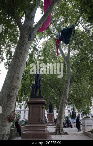 London, Großbritannien. September 2020. Anti-HS2-Aktivisten der HS2 Rebellion besetzen weiterhin Bäume auf dem Parliament Square. HS2-Rebellion-Aktivisten nehmen an den September-Rebellion-Protesten von Extinction Rebellion in London Teil, um die Regierung aufzufordern, die umstrittene Hochgeschwindigkeits-Eisenbahnverbindung HS2 aufgrund ihrer äußerst schädlichen Umweltauswirkungen und ihrer geschätzten Kosten von 106 Mrd. £abzusagen. Kredit: Mark Kerrison/Alamy Live Nachrichten Stockfoto