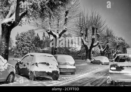 Nacht Blick auf Lucca Straßen nach einem Schneesturm, Italien. Stockfoto