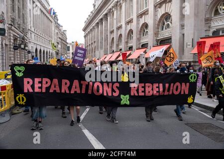 Auf dem Walk of Shame in London am 4. September 2020 in London, Großbritannien, auf dem Weg der Scham durch die City of London marschieren die Umweltgruppe Extinction Rebellion. Der Spaziergang besuchte verschiedene Orte im Finanzdistrikt, um gegen Firmen und Institutionen zu protestieren, die historische Verbindungen zum Sklavenhandel haben oder Projekte finanzieren oder versichern, die als ökologisch unsolide angesehen werden. Die Botschaft der Gruppe ist, dass ‘Entschuldigungen und symbolische Versuche zur Vielfalt nicht ausreichen, um dieses Erbe und die gegenwärtige Realität anzusprechen. Unsere Forderung ist Wiedergutmachen und Wiedergutmachen für jene Stockfoto