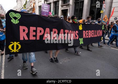 Auf dem Walk of Shame in London am 4. September 2020 in London, Großbritannien, auf dem Weg der Scham durch die City of London marschieren die Umweltgruppe Extinction Rebellion. Der Spaziergang besuchte verschiedene Orte im Finanzdistrikt, um gegen Firmen und Institutionen zu protestieren, die historische Verbindungen zum Sklavenhandel haben oder Projekte finanzieren oder versichern, die als ökologisch unsolide angesehen werden. Die Botschaft der Gruppe ist, dass ‘Entschuldigungen und symbolische Versuche zur Vielfalt nicht ausreichen, um dieses Erbe und die gegenwärtige Realität anzusprechen. Unsere Forderung ist Wiedergutmachen und Wiedergutmachen für jene Stockfoto