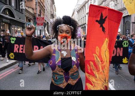 Auf dem Walk of Shame in London am 4. September 2020 in London, Großbritannien, auf dem Weg der Scham durch die City of London marschieren die Umweltgruppe Extinction Rebellion. Der Spaziergang besuchte verschiedene Orte im Finanzdistrikt, um gegen Firmen und Institutionen zu protestieren, die historische Verbindungen zum Sklavenhandel haben oder Projekte finanzieren oder versichern, die als ökologisch unsolide angesehen werden. Die Botschaft der Gruppe ist, dass ‘Entschuldigungen und symbolische Versuche zur Vielfalt nicht ausreichen, um dieses Erbe und die gegenwärtige Realität anzusprechen. Unsere Forderung ist Wiedergutmachen und Wiedergutmachen für jene Stockfoto