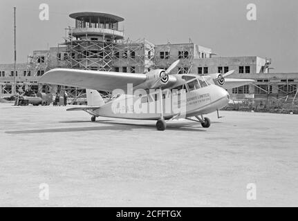 Originalunterschrift: Lydda Air Port. Palestine Airways Flugzeug vor dem Gebäude - Ort: Israel--Lod ca. 1934-1939 Stockfoto