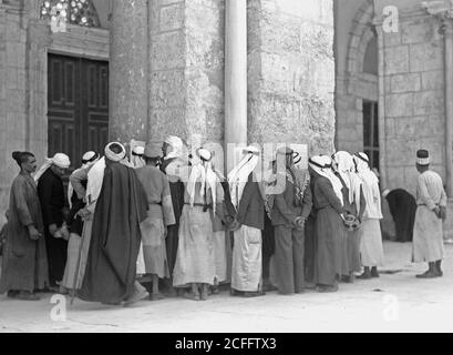 Geschichte des Nahen Ostens - Gruppen von Arabern vor der al-Aksa-Moschee, die Rebellenplakate liest. Freitag, 16 1938. September, Closer-up Stockfoto