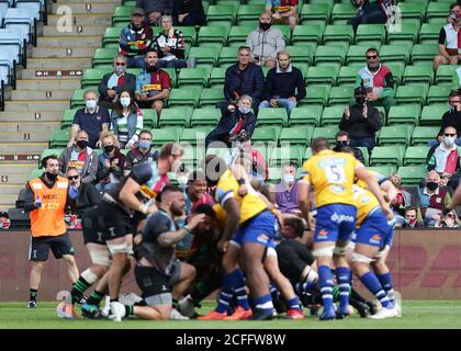 LONDON, ENGLAND. 5. SEPTEMBER 2020 Fans beobachten während des Gallagher Premiership Matches zwischen Harlequins und Bath Rugby in Twickenham Stoop, London. (Kredit: Jacques Feeney) Gutschrift: MI Nachrichten & Sport /Alamy Live Nachrichten Stockfoto