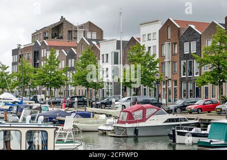 Oud-Beijerland, Niederlande, 10. Juli 2020: yachthafen mit kleinen Yachten und einer Reihe von Häusern aus der jüngeren Vergangenheit, inspiriert von traditioneller Architektur Stockfoto