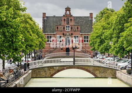 Oud-Beijerland, Niederlande, 10. Juli 2020: Das malerische Rathaus auf der Achse des baumgesäumten Voostraat-Kanals Stockfoto