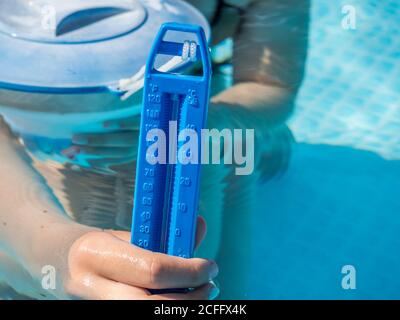 Thermometer im Gartenbecken Stockfoto
