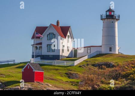 Cape Neddick Lighthouse, auch bekannt als York Lighthouse und als Nubble Light, liegt in der Nähe der alten Kolonialstadt York, Maine. Stockfoto