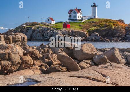 Cape Neddick Lighthouse, auch bekannt als York Lighthouse und als Nubble Light, liegt in der Nähe der alten Kolonialstadt York, Maine. Stockfoto