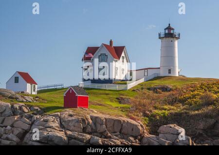 Cape Neddick Lighthouse, auch bekannt als York Lighthouse und als Nubble Light, liegt in der Nähe der alten Kolonialstadt York, Maine. Stockfoto