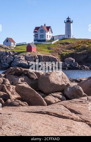 Cape Neddick Lighthouse, auch bekannt als York Lighthouse und als Nubble Light, liegt in der Nähe der alten Kolonialstadt York, Maine. Stockfoto