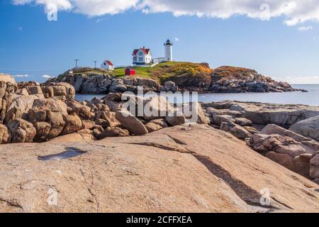 Cape Neddick Lighthouse, auch bekannt als York Lighthouse und als Nubble Light, liegt in der Nähe der alten Kolonialstadt York, Maine. Stockfoto