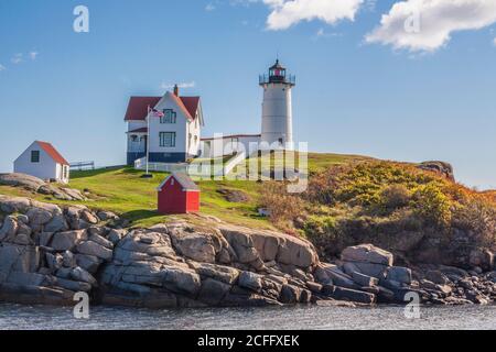 Cape Neddick Lighthouse, auch bekannt als York Lighthouse und als Nubble Light, liegt in der Nähe der alten Kolonialstadt York, Maine. Stockfoto