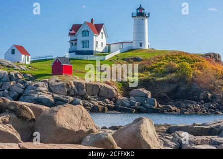 Cape Neddick Lighthouse, auch bekannt als York Lighthouse und als Nubble Light, liegt in der Nähe der alten Kolonialstadt York, Maine. Stockfoto