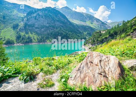Malerischer blauer See in den Alpen, genannt 'Galgenbichlspeicher' in Maltatal, Österreich Stockfoto
