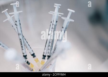 Von oben Bündel von Spritzen mit hormonellen Medikamenten in Container auf dem Tisch im Labor der Fruchtbarkeitsklinik Stockfoto