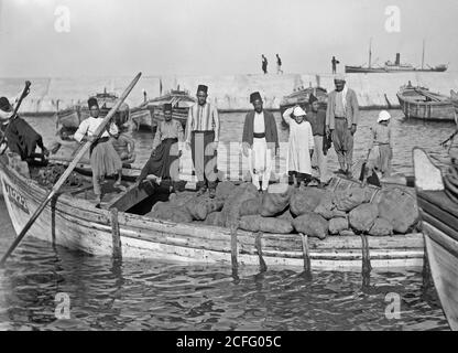 Geschichte des Nahen Ostens - Palästina Unruhen 1936. Das erste Boot der Bestimmungen landete vom ersten Schiff, um nach dem Bruch des Streiks zu entladen [Jaffa] Stockfoto