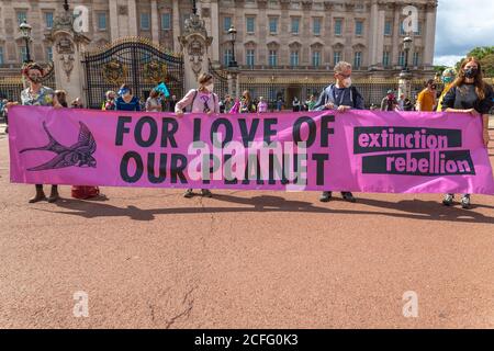 London, UK, UK. September 2020. Klimaaktivisten der Extinction Rebellion inszenieren einen „Discobedience“-Protest vor dem Buckingham Palace und halten ein Banner, das globale Klimaschutzmaßnahmen fordert. Extinction Rebellion Protest im Buckingham Palace. Die Veranstaltung trägt den Namen „Discobedience“. Penelope Barritt/Alamy Live News Stockfoto