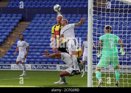 Mark Beck von Harrogate Town (links) und Peter Clarke von Tranmere Rovers kämpfen während des ersten Spiels des Carabao Cups im Prenton Park, Birkenhead, um den Ball. Stockfoto