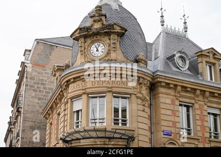 Brive-la-Gaillarde , Corrèze / Frankreich - 09 01 2020 : Caisse d'epargne alten vintage Zeichen und Text Logo vor der alten historischen Gebäude Bank entranc Stockfoto