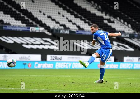 DERBY, ENGLAND. 5. SEPTEMBER Jack Hindle of Barrow nimmt eine Strafe während des Carabao Cup-Spiels zwischen Derby County und Barrow im Pride Park, Derby (Kredit: Jon Hobley - MI News) Kredit: MI News & Sport /Alamy Live News Stockfoto