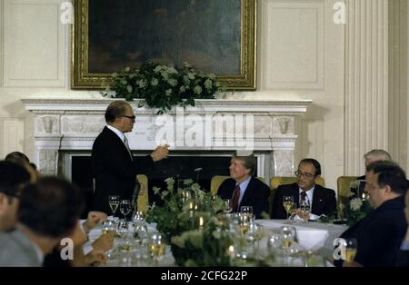 Der israelische Premierminister Menahem beginnt Jimmy Carter während eines Arbeitsessen zwischen US-amerikanischen und israelischen Beamten zu toasten. Ca. 19. Juli 1977 Stockfoto