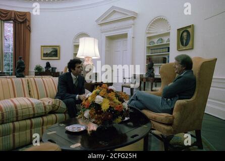 Jimmy Carter trifft sich mit Jack Watson Kabinettssekretär im Oval Office Ca. 21. November 1977 Stockfoto