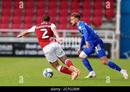 Northampton, Großbritannien. September 2020. 5. September 2020; PTS Academy Stadium, Northampton, East Midlands, England; English Football League Cup, Carabao Cup, Northampton Town versus Cardiff City; Joe Bennett von Cardiff City übernimmt Michael Harriman von Northampton Town Kredit: Action Plus Sports Images/Alamy Live News Stockfoto