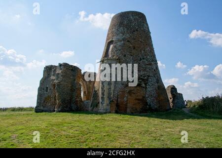 Ruinen St. Benets Abbey 18. Jahrhundert Reste der Windmühle in die ursprüngliche Abtei integriert. Blauer Himmel Licht Wolken.Grassy Vordergrund Landschaft Format Stockfoto