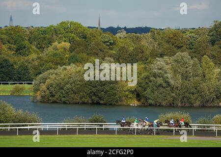 Eine allgemeine Ansicht, als Läufer ihren Weg zum Start auf der Rennbahn Kempton Park machen. Stockfoto