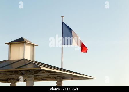 Französische Flagge gegen blauen Himmel winkt im Sommer Stockfoto