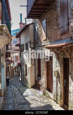 Gepflasterten Gässchen in er Dorf Dimitsana am Rande der Lousios-Schlucht, Arcadia, Peloponnes, Griechenland. Stockfoto