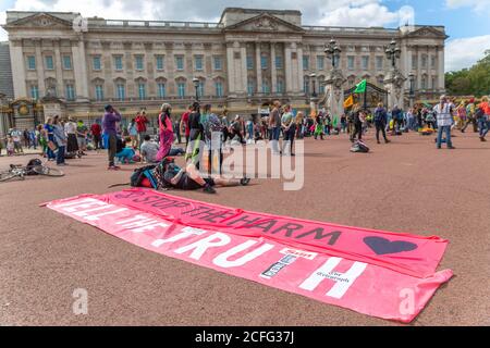 London, Großbritannien. September 2020. Extinction Rebellion Protest vor den Toren des Buckingham Palace, um die Aufmerksamkeit auf das Fehlen von staatlichen Maßnahmen in Umweltfragen zu lenken. Penelope Barritt/Alamy Live News Stockfoto