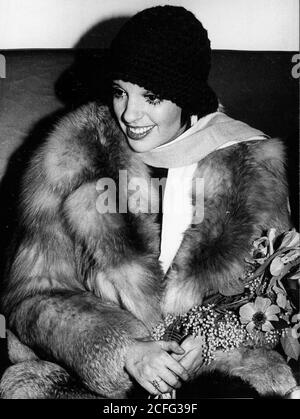 6. Januar 1977 - Frankfurt, Deutschland - Sängerin LIZA MINNELLI kommt nach Frankfurt vor ihrer ersten Deutschlandtournee wird sie Konzerte in Frankfurt, Hamburg und Berlin geben. (Bild: © Keystone Press Agency/Keystone USA via ZUMAPRESS.com) Stockfoto