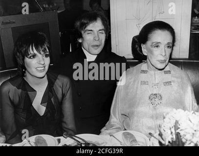 Um 1980 - New York, New York, USA - LIZA MINNELLI, links, mit den Tänzern RUDOLF NUREYEV und MARTHA GRAHAM an einem Stand in NYC. (Bild: © Keystone Press Agency/Keystone USA via ZUMAPRESS.com) Stockfoto