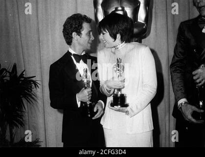 27. März 1973 - Hollywood, CA, USA - Sängerin LIZA MINNELLI im Gespräch mit dem Preisträger JOEL GRAY bei der 45. Verleihung des Academy Awards. Minnelli gewann die Beste Darstellerin und Gray gewann die Beste Nebendarstellerin, beide für ihre Arbeit im Film Cabaret. (Bild: © Keystone Press Agency/Keystone USA via ZUMAPRESS.com) Stockfoto