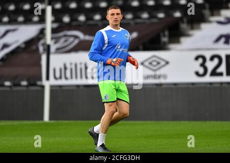 DERBY, ENGLAND. 5. SEPTEMBER Joel Dixon von Barrow erwärmt sich vor dem Anstoß während des Carabao Cup-Spiels zwischen Derby County und Barrow im Pride Park, Derby (Kredit: Jon Hobley - MI News) Kredit: MI News & Sport /Alamy Live News Stockfoto