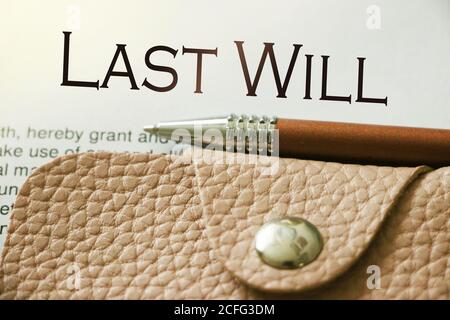 Last will Worte, rosa Leder Brieftasche und Stift. Legacy-Konzept Stockfoto