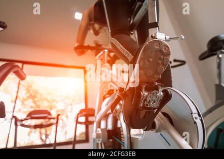 Fit Frau trainieren auf Heimtrainer im Fitnessstudio. Gesundes und lustiges Lifestyle-Konzept. Stockfoto