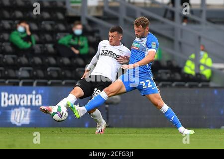 DERBY, ENGLAND. 5. SEPTEMBER Jack Hindle of Barrow kämpft mit Jason Knight of Derby County während des Carabao Cup-Spiels zwischen Derby County und Barrow im Pride Park, Derby (Kredit: Jon Hobley - MI News) Kredit: MI News & Sport /Alamy Live News Stockfoto