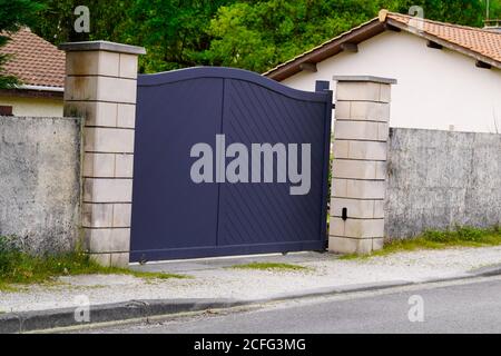 Aluminium grau Metall Tor Haus Portal Tür des Vororts Zugang Zu Hause Stockfoto