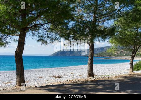 Ritsa Beach, verlassen im Herbst, in Kardamyli, in der äußeren Mani, Süd-Peloponnes, Griechenland. Stockfoto