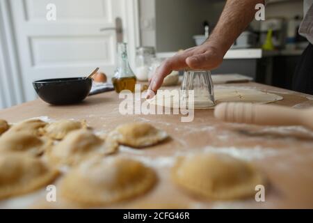 Von oben beschnitten unkenntlich Weibchen sitzen am Rand von alt Bauen und bewundern erstaunliche Landschaft im Sommer Stockfoto