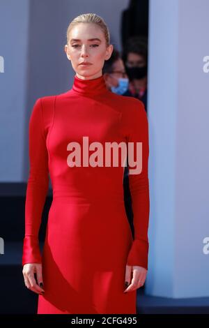 Palazzo del Cinema, Lido, Venedig, Italien. September 2020. Vanessa Kirby posiert auf dem roten Teppich auf Frauenstücken. Bild nach Kredit: Julie Edwards/Alamy Live Nachrichten Stockfoto