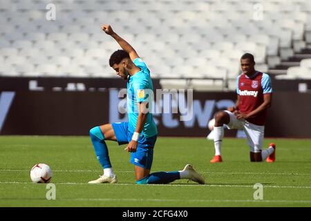 London, Großbritannien. September 2020. Dominic Solanke aus Bournemouth macht vor dem Anpfiff das Knie. Vorsaison Freundschaftsspiel, West Ham United gegen AFC Bournemouth im London Stadium, Queen Elizabeth Olympic Park in London am Samstag, 5. September 2020. Dieses Bild darf nur für redaktionelle Zwecke verwendet werden. Nur redaktionelle Verwendung, Lizenz für kommerzielle Nutzung erforderlich. Keine Verwendung in Wetten, Spiele oder ein einzelner Club / Liga / Spieler Publikationen . PIC von Steffan Bowen / Andrew Orchard Sport Fotografie / Alamy Live-Nachrichten Kredit: Andrew Orchard Sport Fotografie / Alamy Live News Stockfoto