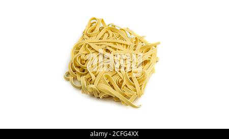 Rohe quadratische Pasta auf weißem Hintergrund. Hochwertige Fotos Stockfoto