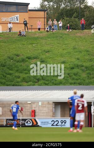 Northampton, Großbritannien. September 2020. 5. September 2020; PTS Academy Stadium, Northampton, East Midlands, England; English Football League Cup, Carabao Cup, Northampton Town gegen Cardiff City; Fans beobachten das Spiel auf einem Hügel mit Blick auf das Stadion Credit: Action Plus Sports Images/Alamy Live News Stockfoto