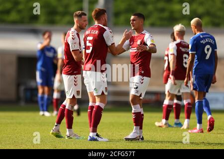 Northampton, Großbritannien. September 2020. 5. September 2020; PTS Academy Stadium, Northampton, East Midlands, England; English Football League Cup, Carabao Cup, Northampton Town gegen Cardiff City; Luka Racic von Northampton Town feiert ihren Sieg mit Cian Bolger Credit: Action Plus Sports Images/Alamy Live News Stockfoto